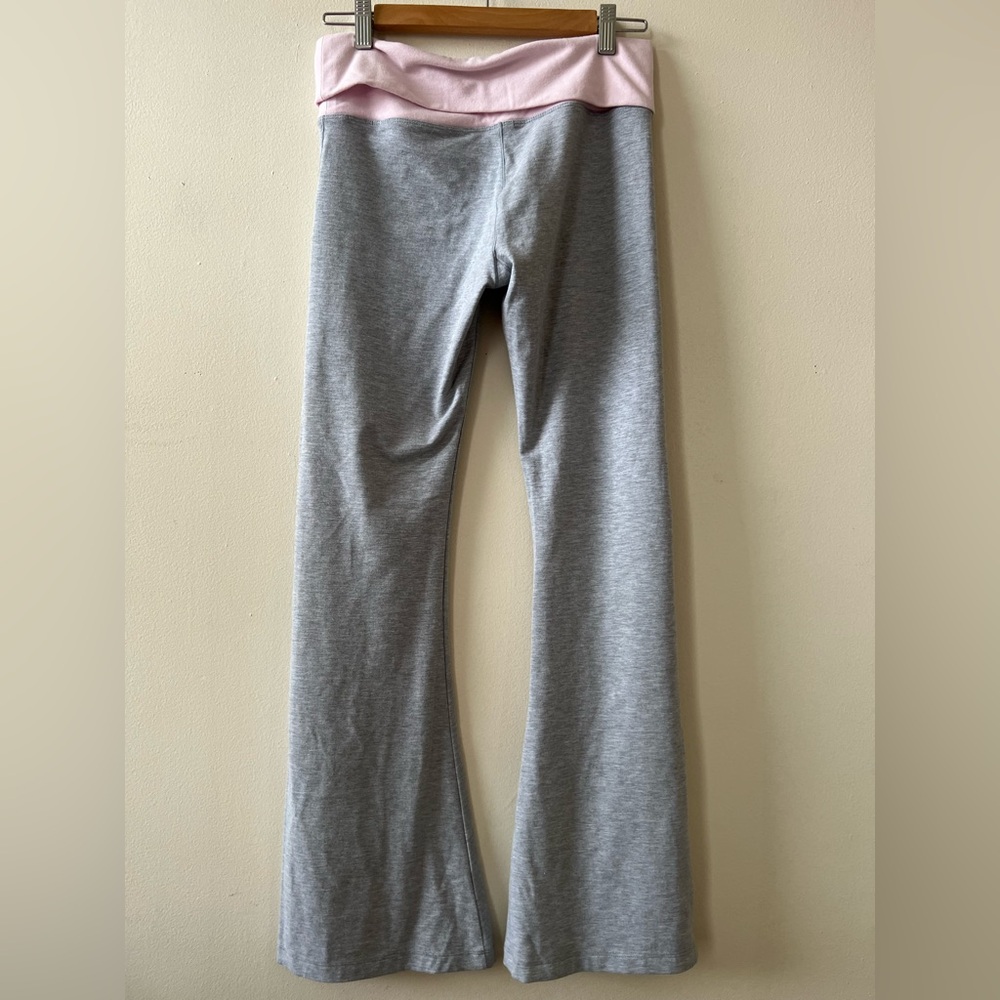 NWOT     PINK Victoria's Secret Gray and Pink Flare Leggings - Picture 3 of 9